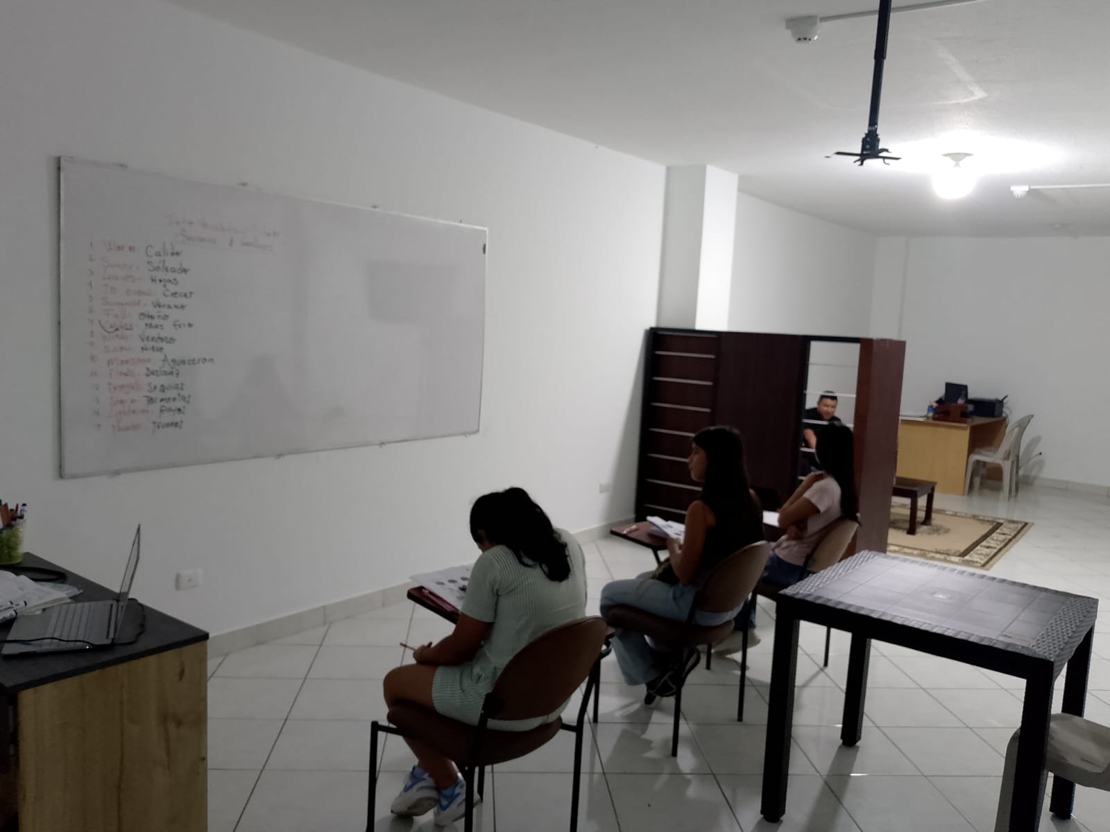 Aula de OKAC English Academy con estudiantes