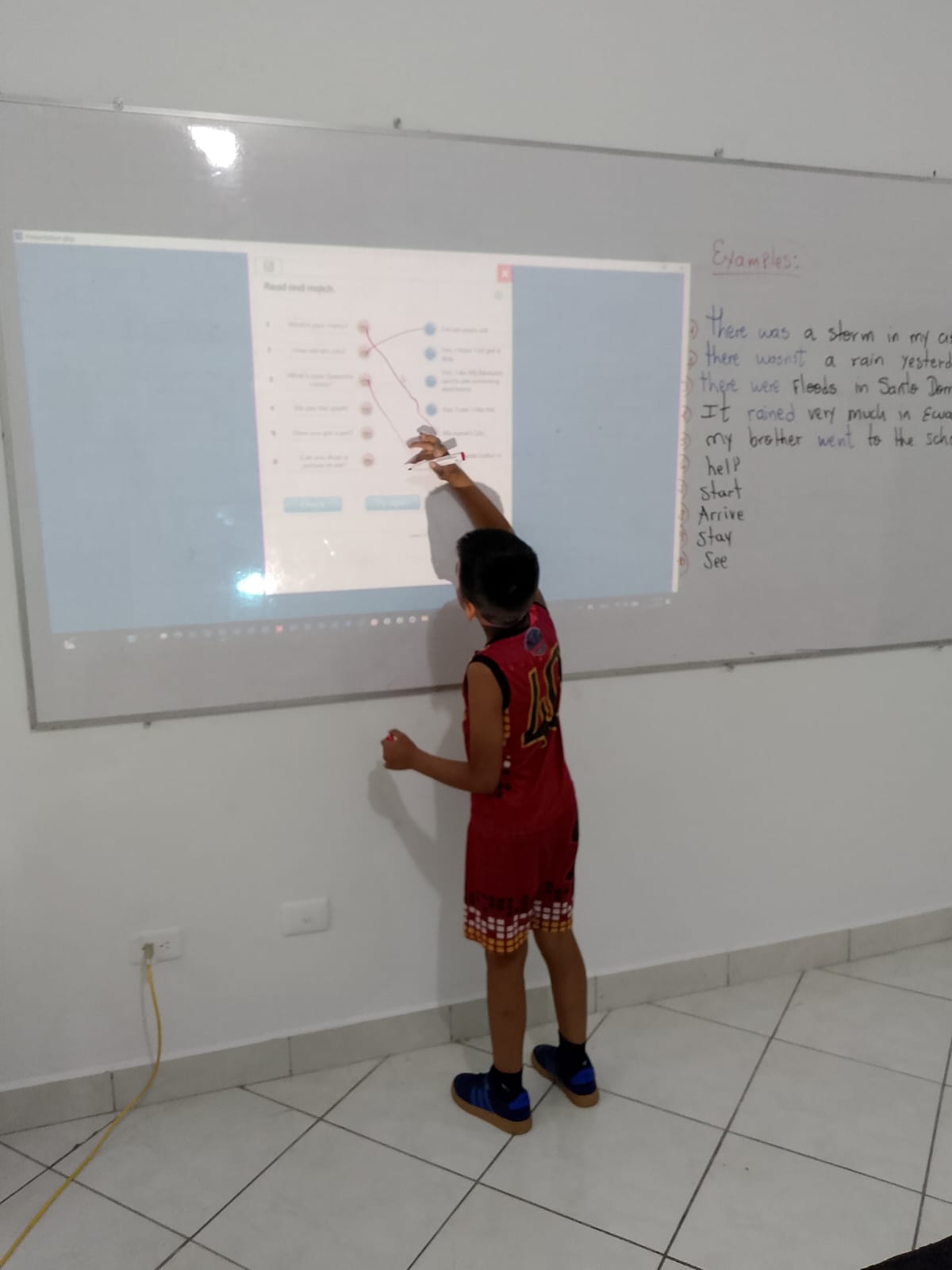 Estudiante practicando en pizarra interactiva