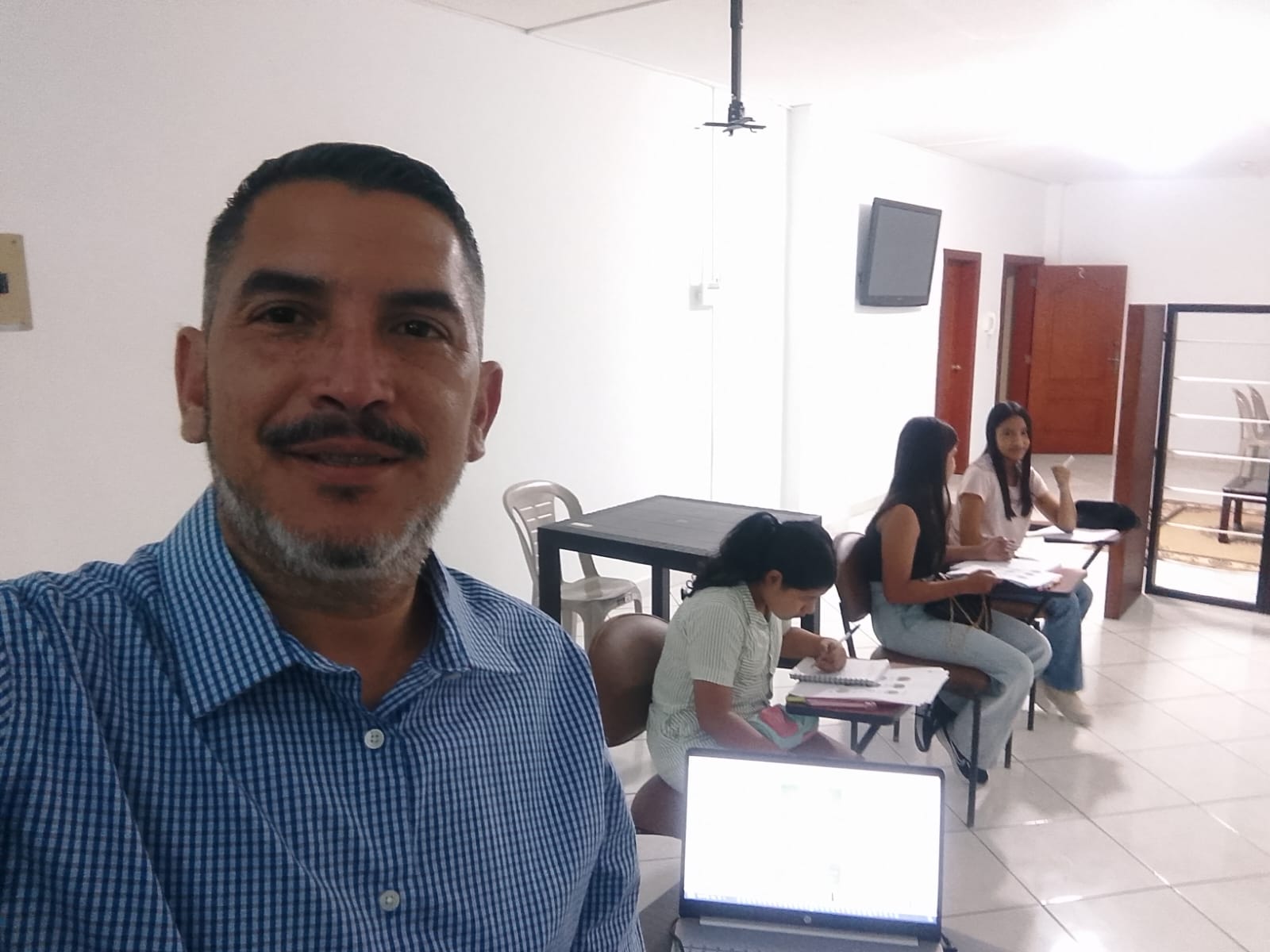 Teacher Jackson Lima con estudiantes en clase